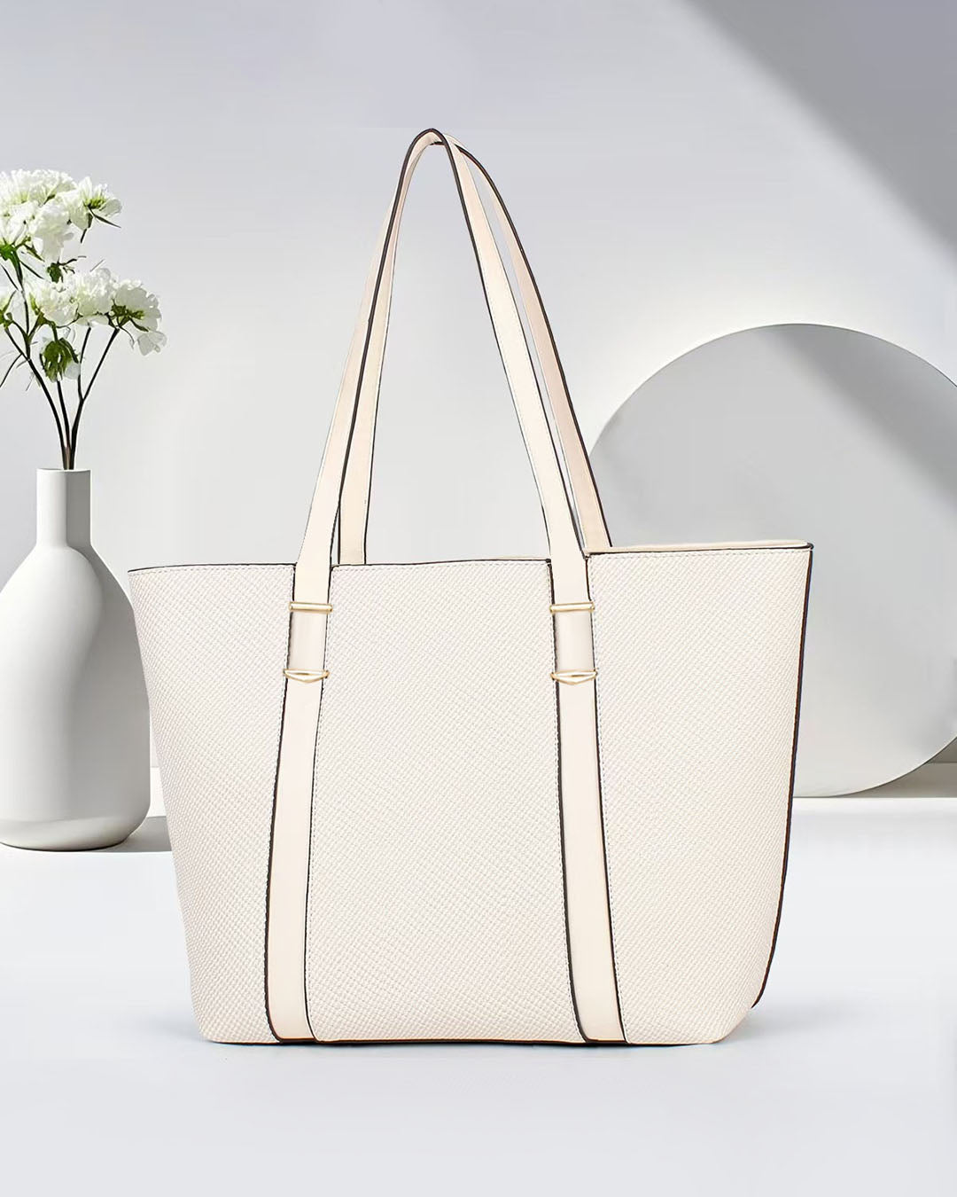 Bolso tipo tote con textura y asas largas, ideal para uso diario o profesional