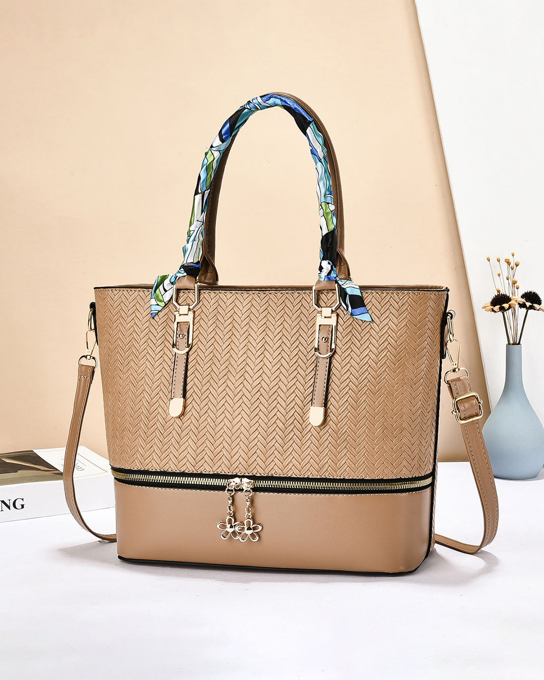Bolso Tote de Cuero Sintético con Diseño Tejido y Pañuelo Decorativo