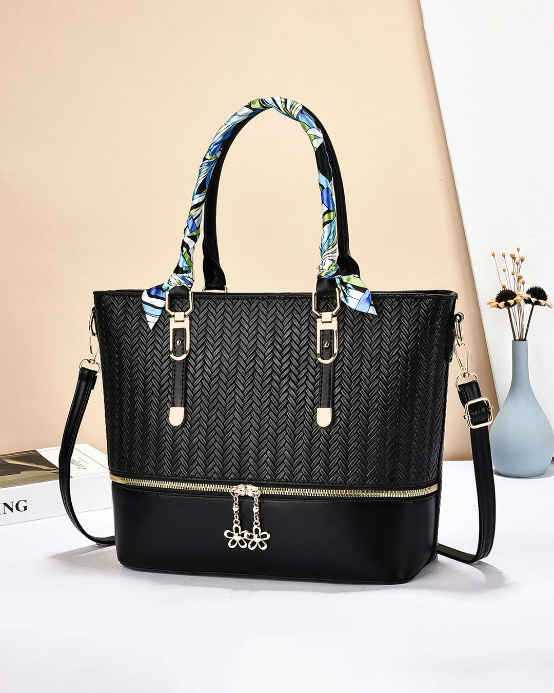 Bolso Tote de Cuero Sintético con Diseño Tejido y Pañuelo Decorativo