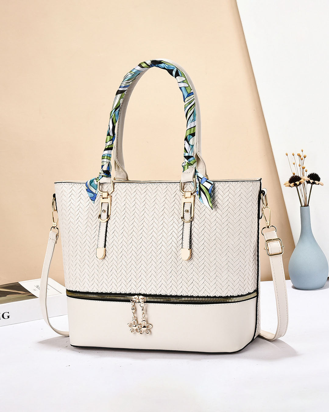 Bolso Tote de Cuero Sintético con Diseño Tejido y Pañuelo Decorativo
