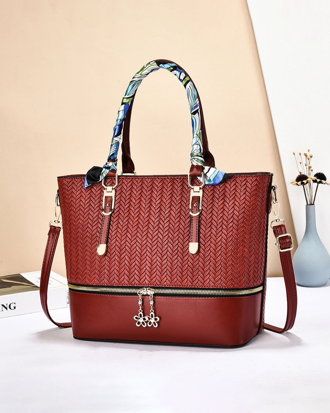 Bolso Tote de Cuero Sintético con Diseño Tejido y Pañuelo Decorativo