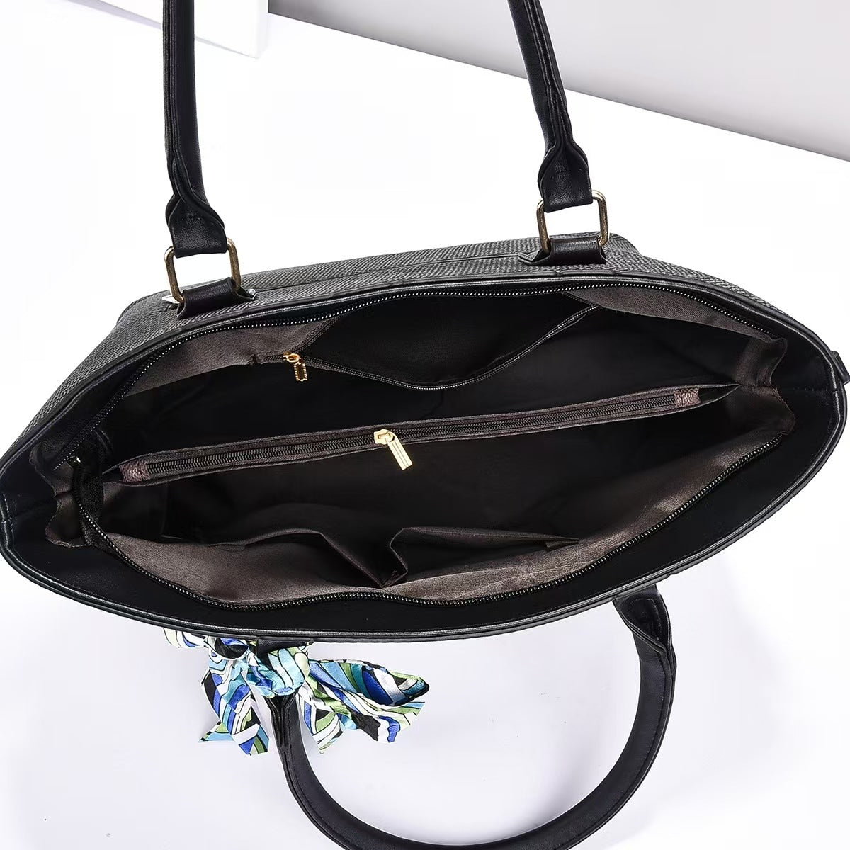 Bolso Tote de Cuero Sintético con Diseño Tejido y Pañuelo Decorativo