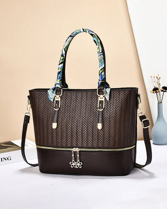 Bolso Tote de Cuero Sintético con Diseño Tejido y Pañuelo Decorativo