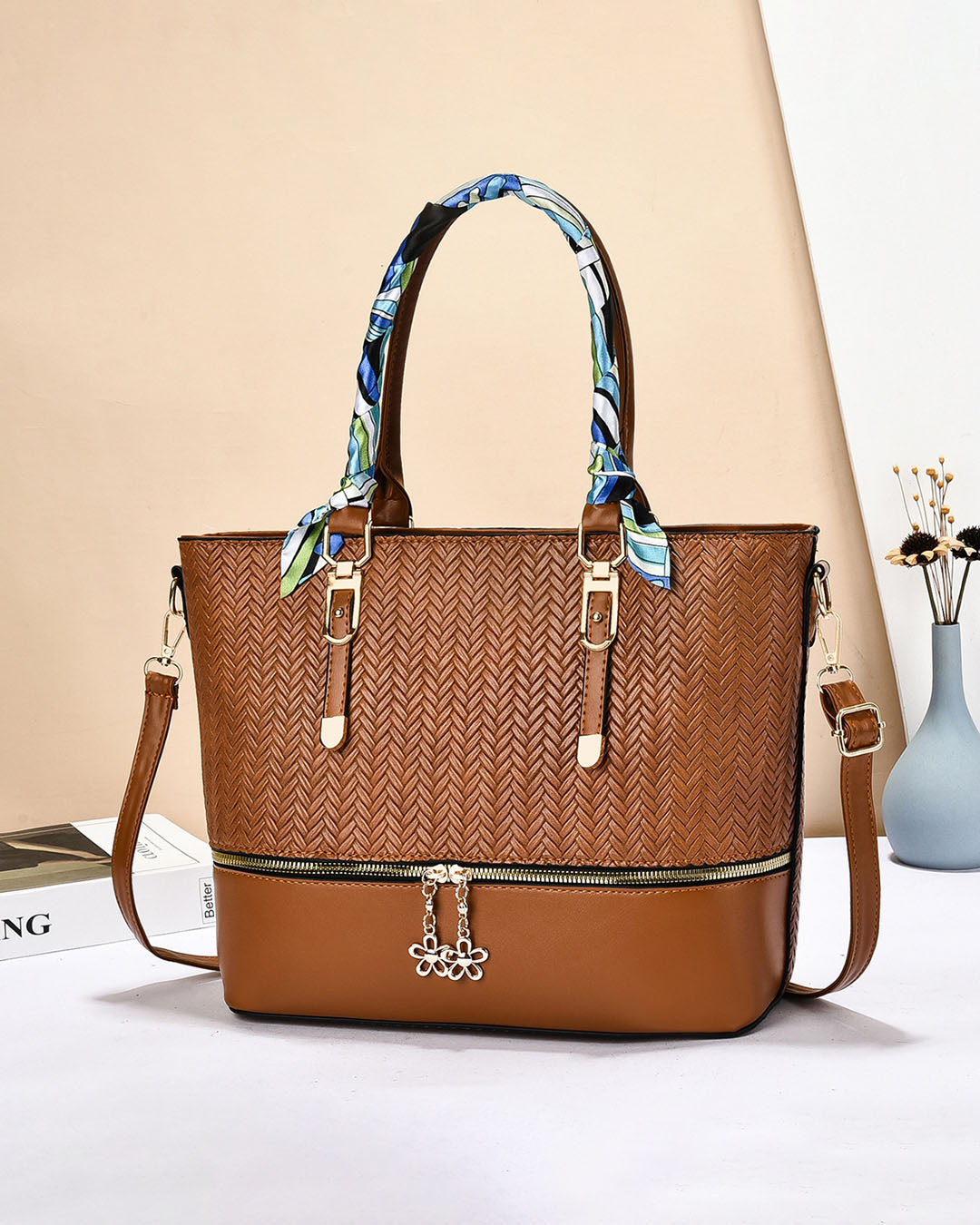 Bolso Tote de Cuero Sintético con Diseño Tejido y Pañuelo Decorativo