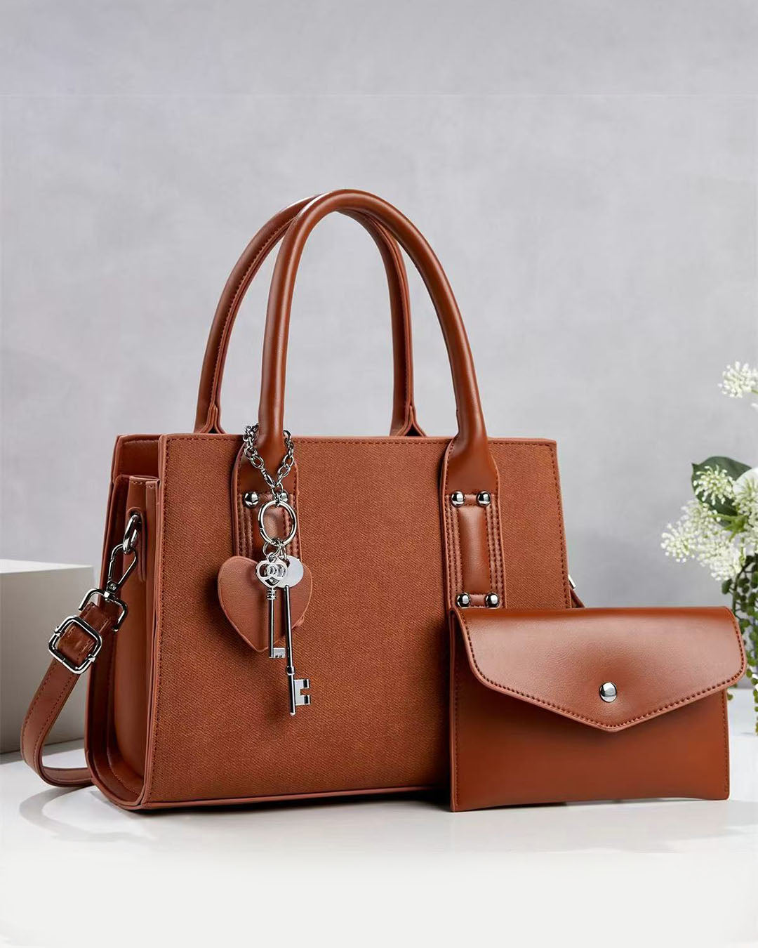 Cartera mediana con sobre libre