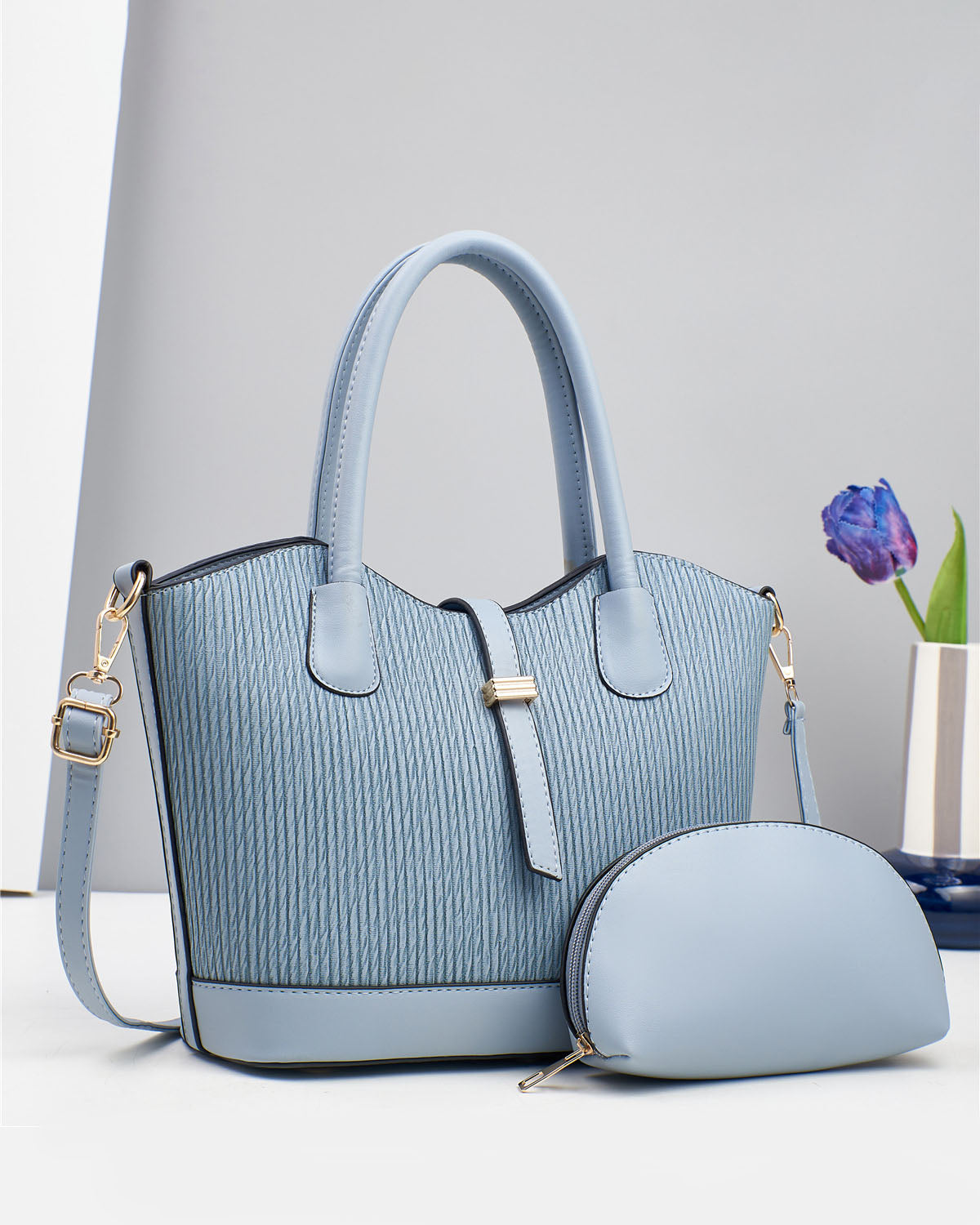 Cartera elegante con sobre