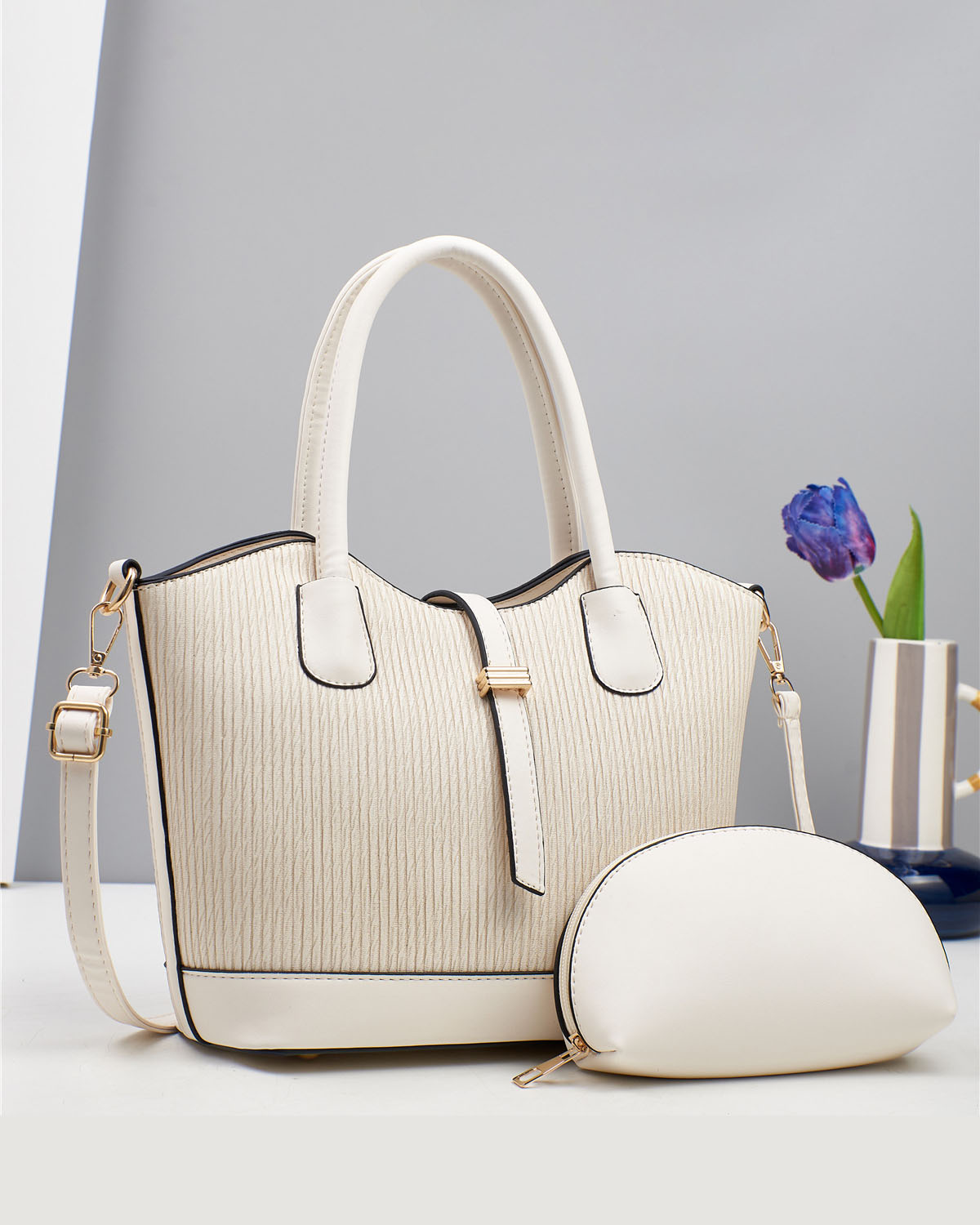 Cartera elegante con sobre