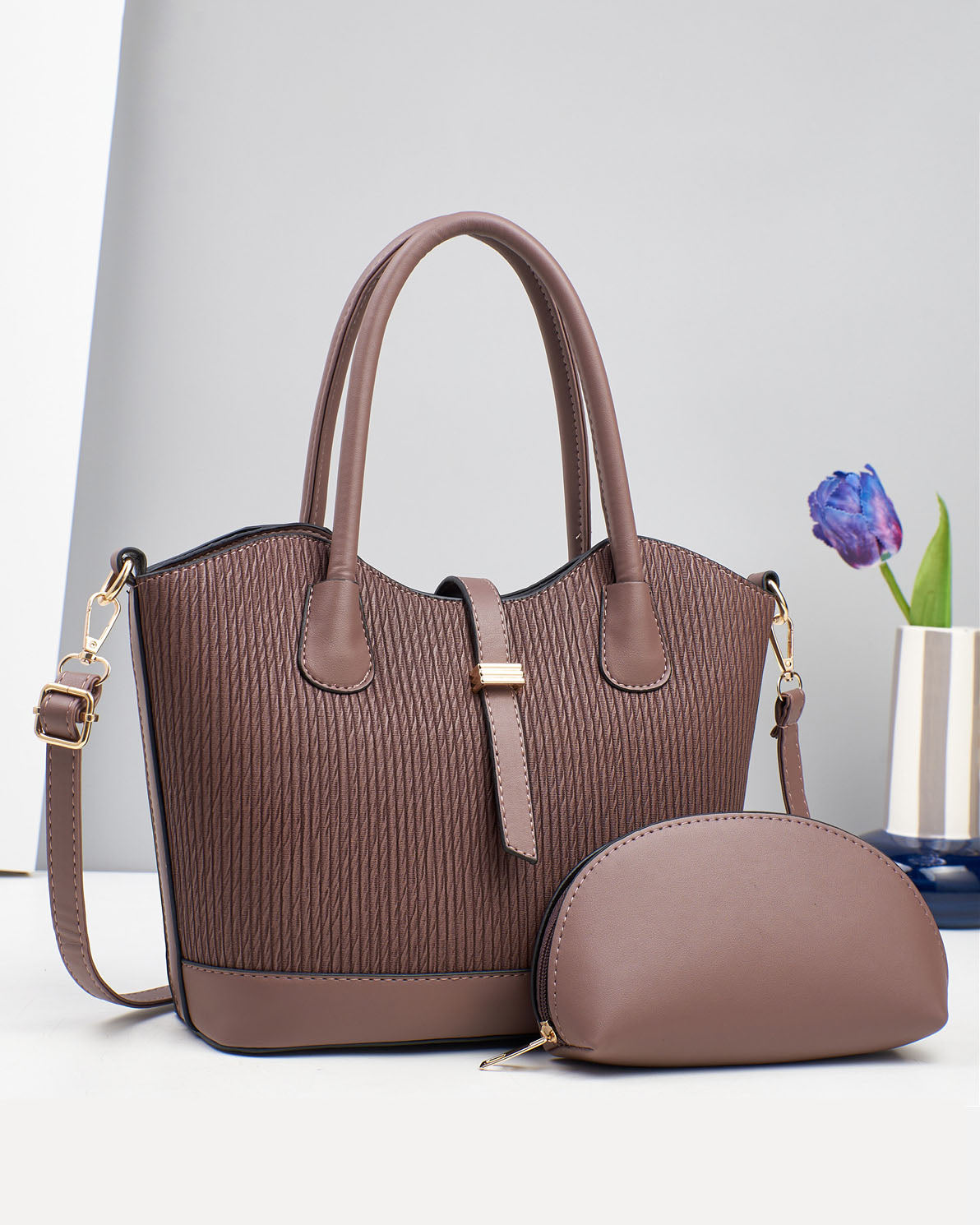 Cartera elegante con sobre