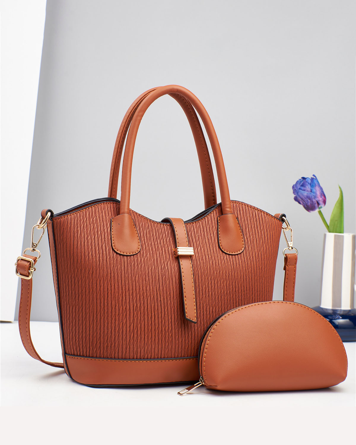 Cartera elegante con sobre