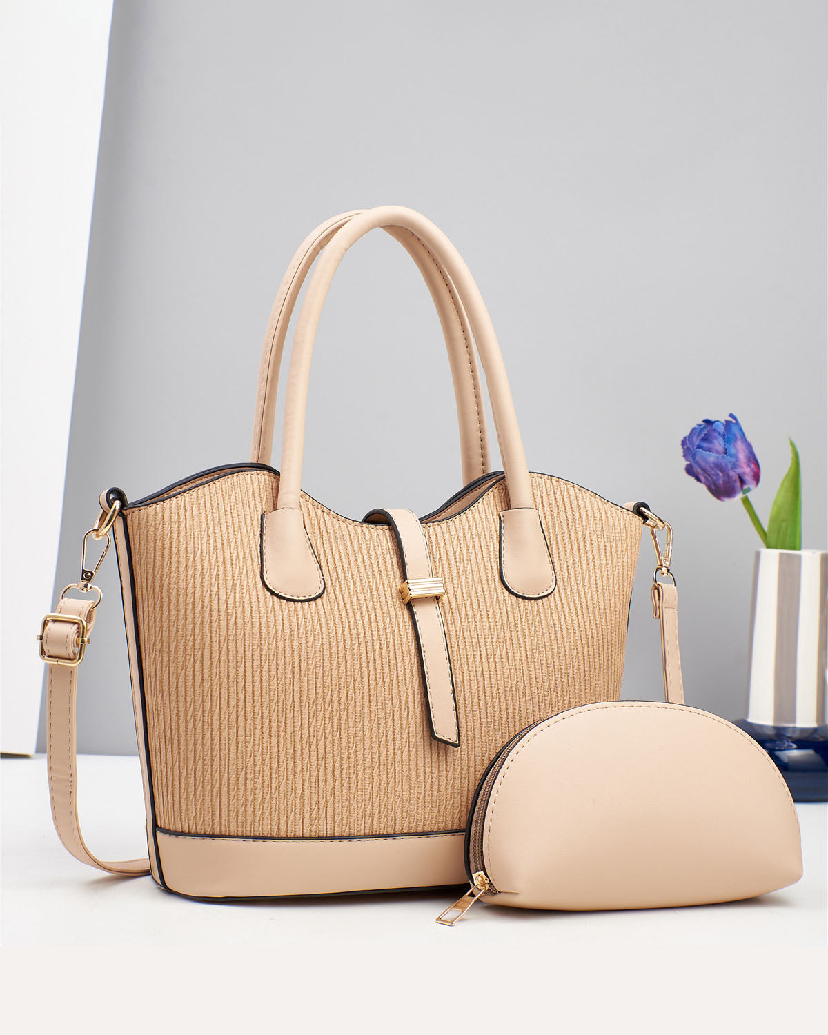 Cartera elegante con sobre