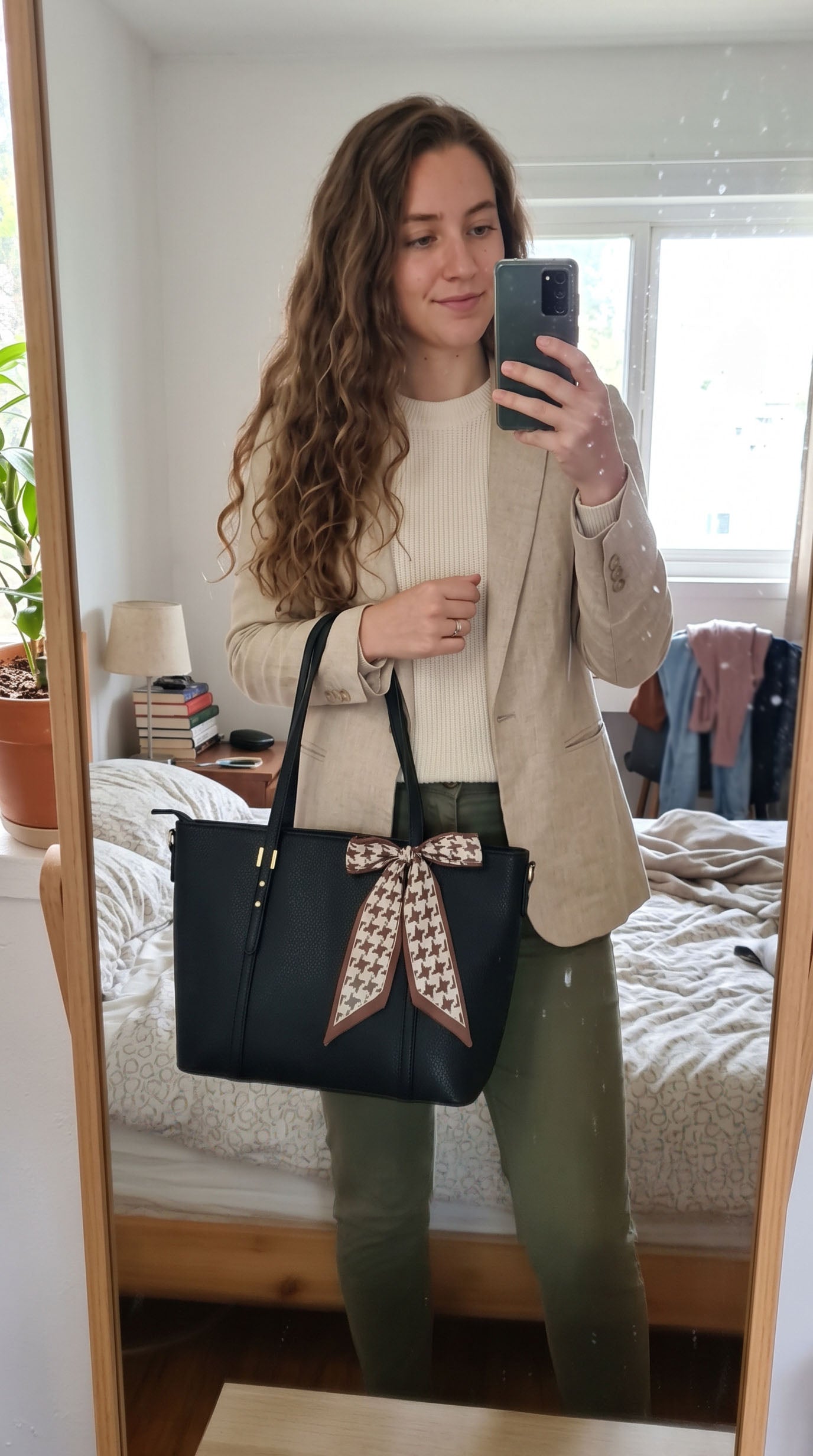 Bolso espacioso con bufanda removible