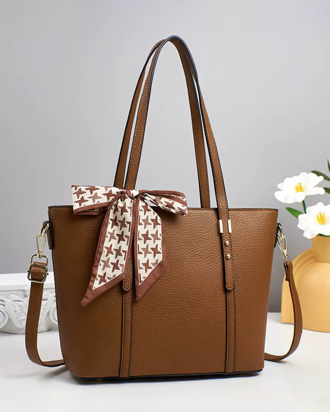 Bolso espacioso con bufanda removible