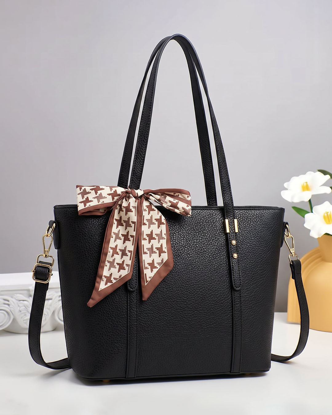 Bolso espacioso con bufanda removible