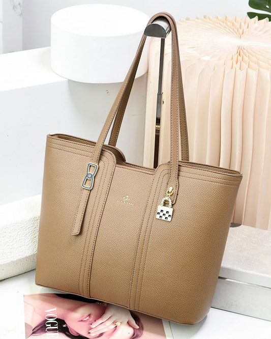 Bolsos espaciosos con detalles en dorado
