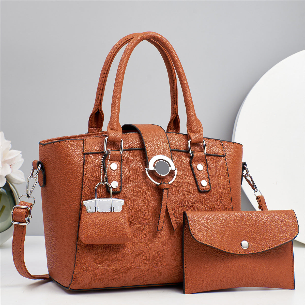 Cartera mediana espaciosa con sobre y llavero
