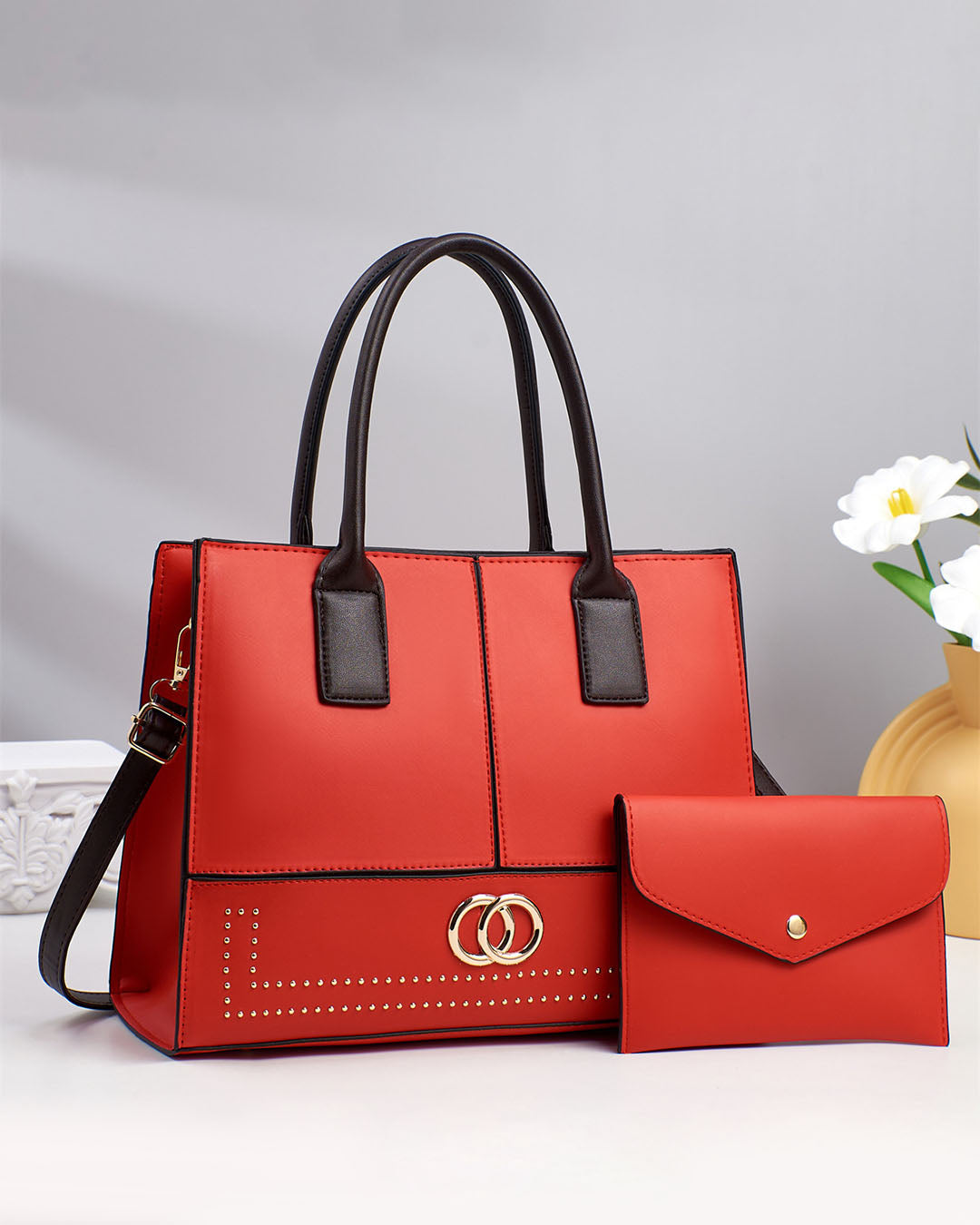 Cartera mediana con detalles en dorado con sobre libre