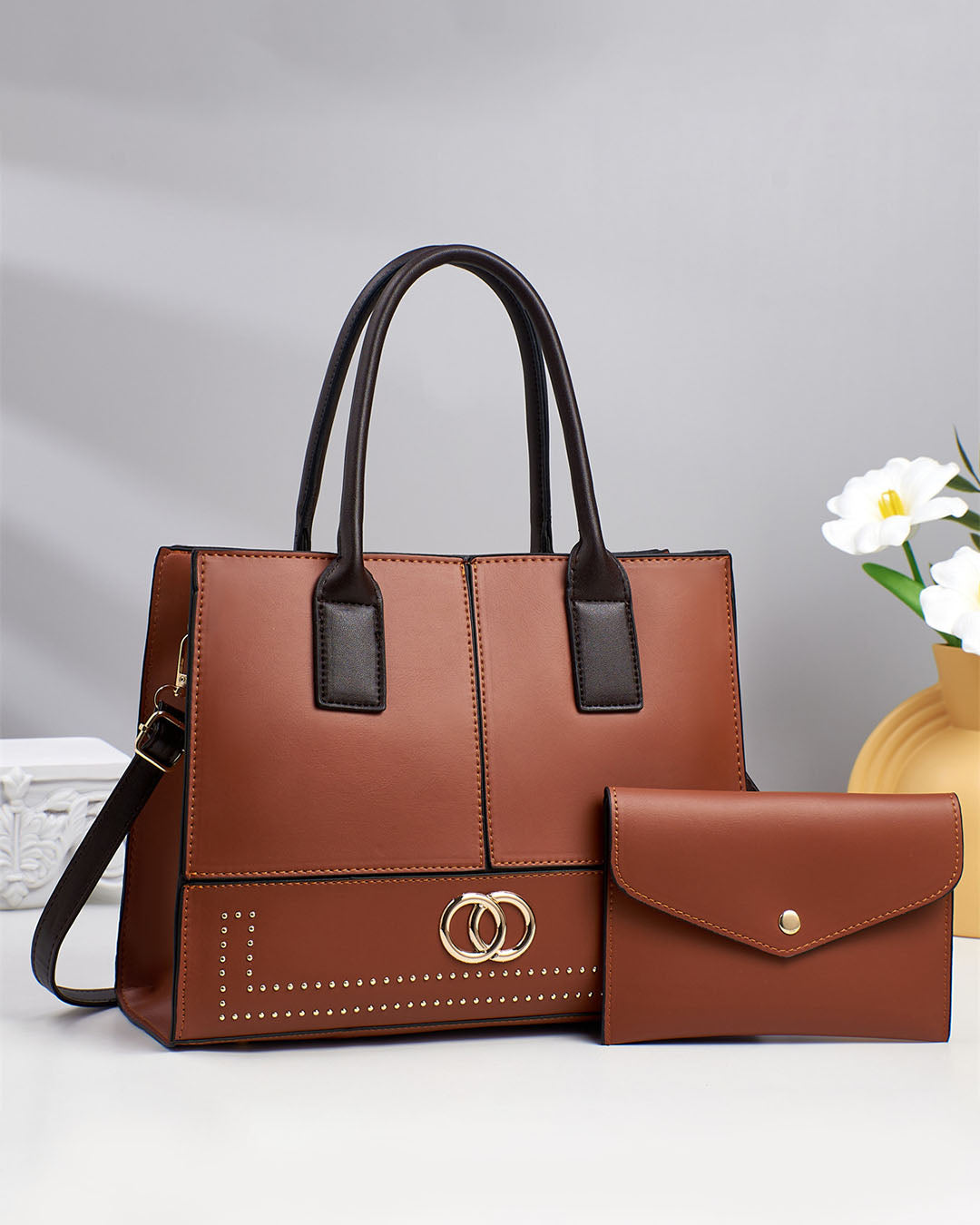 Cartera mediana con detalles en dorado con sobre libre