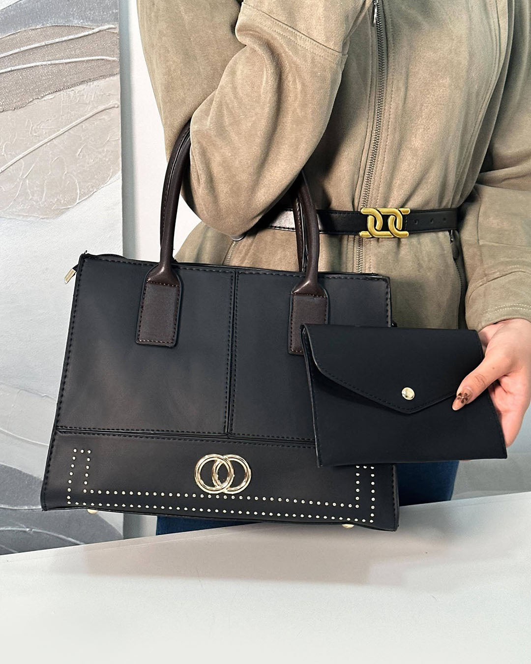 Cartera mediana con detalles en dorado con sobre libre