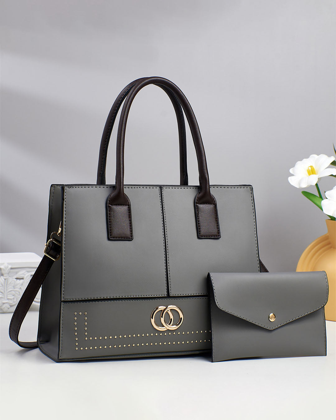 Cartera mediana con detalles en dorado con sobre libre