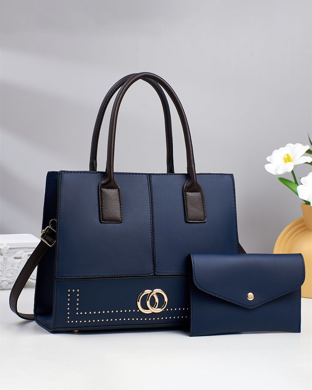 Cartera mediana con detalles en dorado con sobre libre
