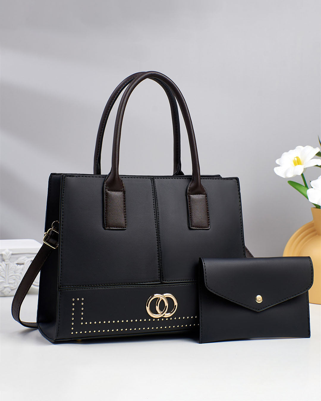 Cartera mediana con detalles en dorado con sobre libre