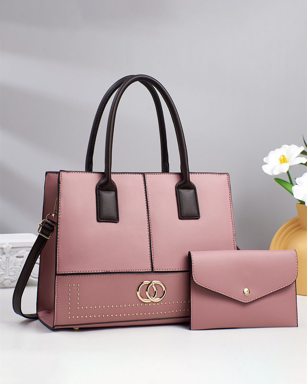Cartera mediana con detalles en dorado con sobre libre