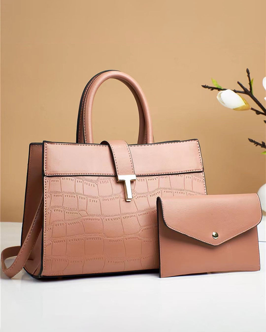Cartera mediana con sobre y broche seguro