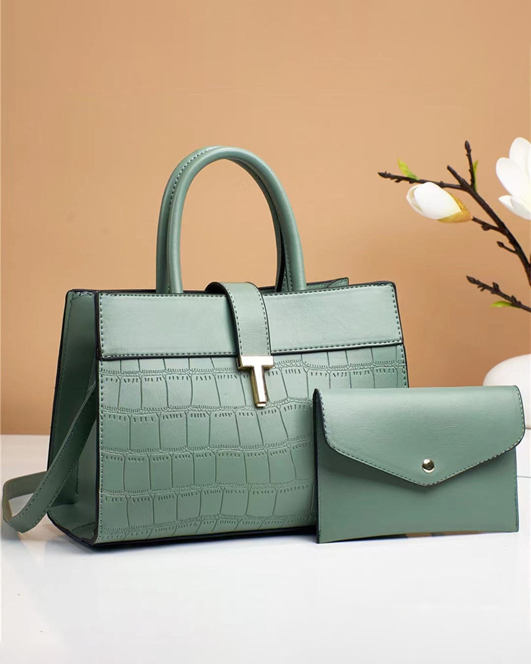 Cartera mediana con sobre y broche seguro