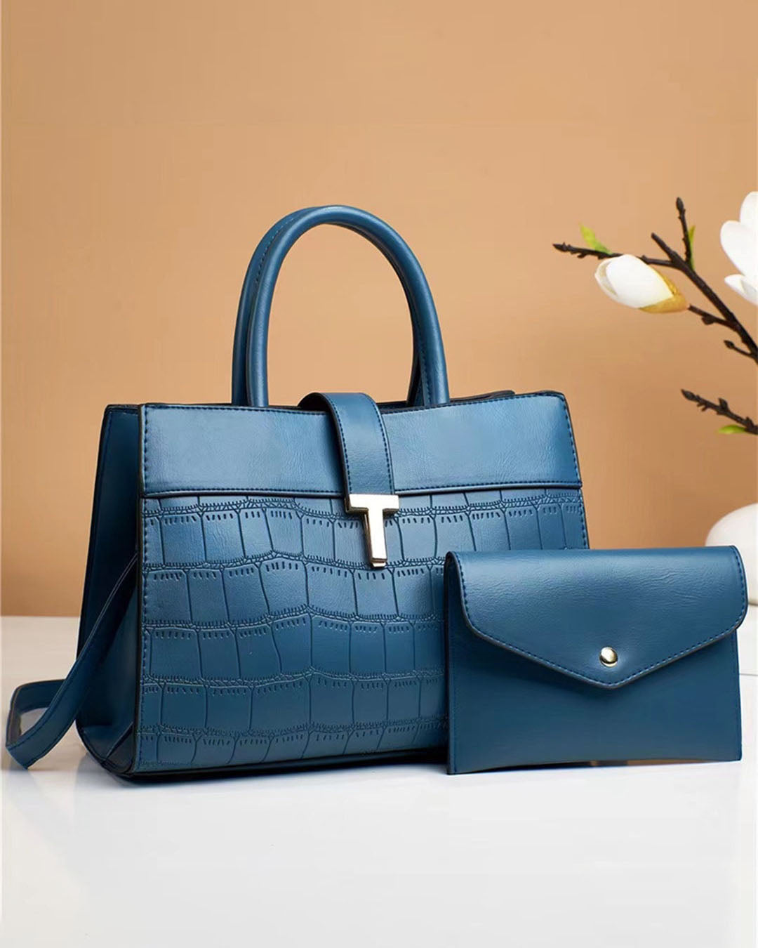 Cartera mediana con sobre y broche seguro