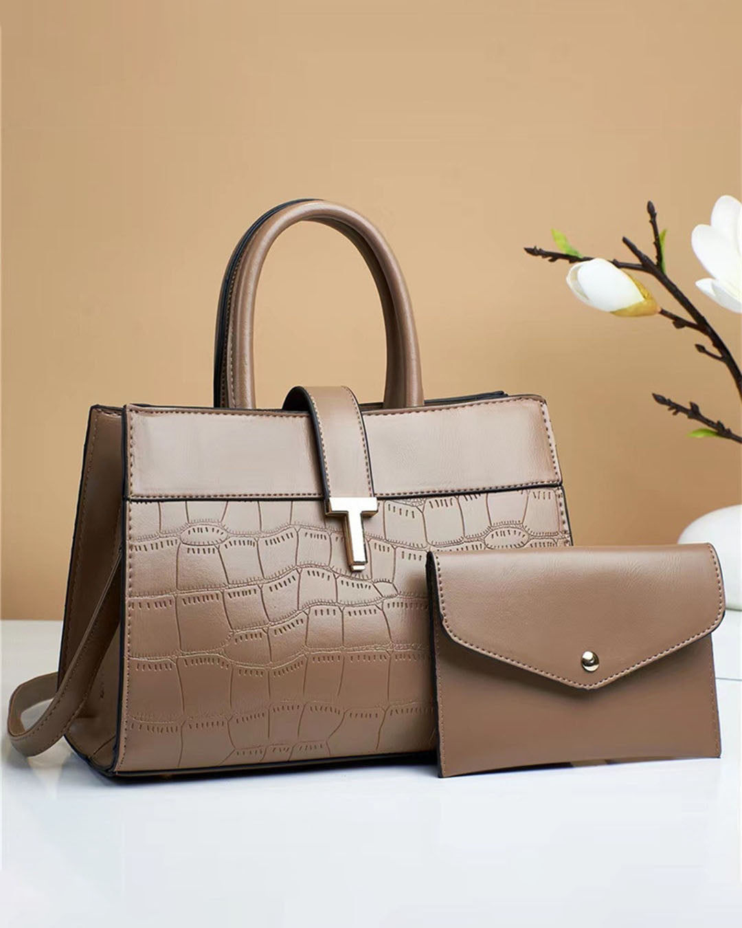 Cartera mediana con sobre y broche seguro