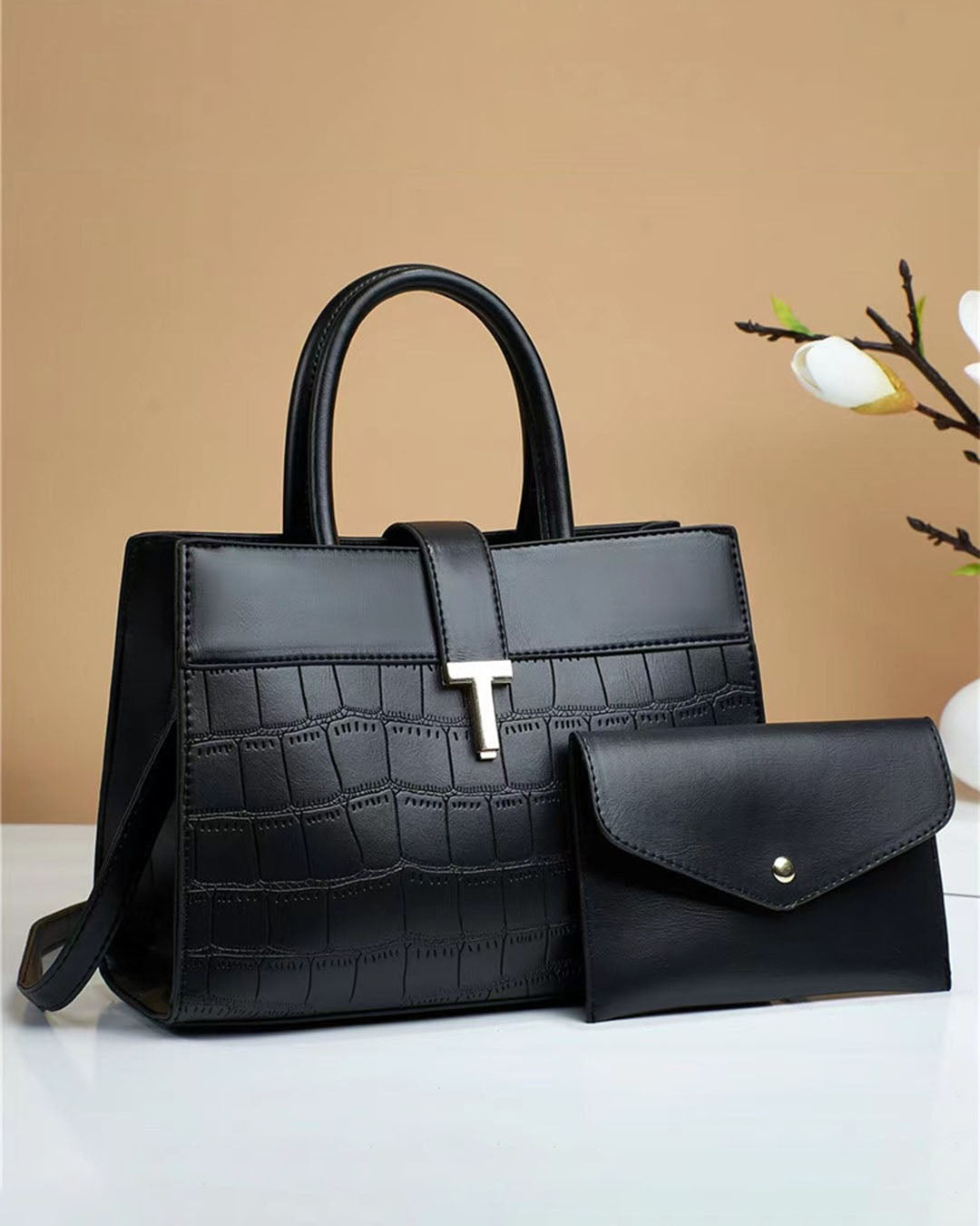 Cartera mediana con sobre y broche seguro
