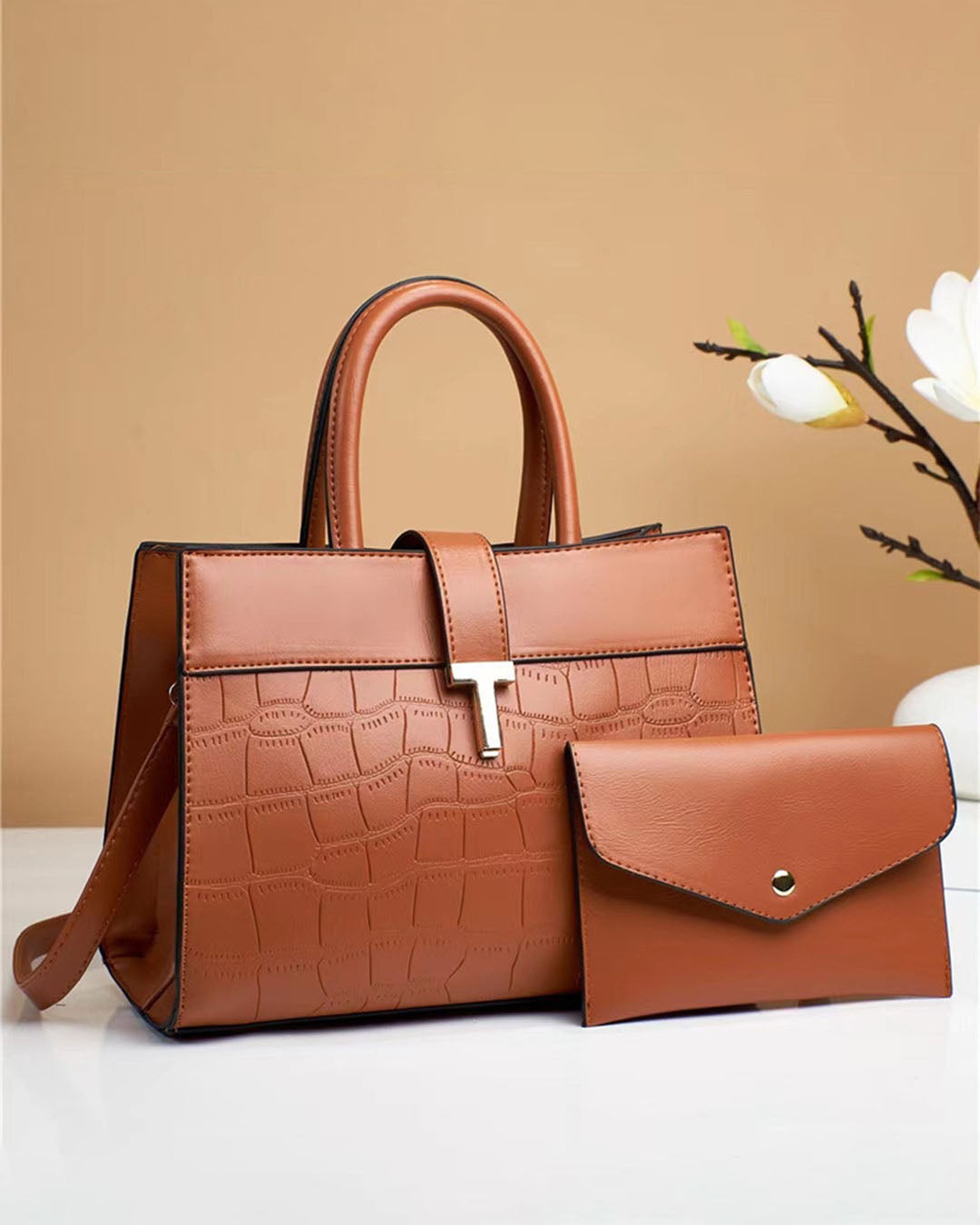 Cartera mediana con sobre y broche seguro