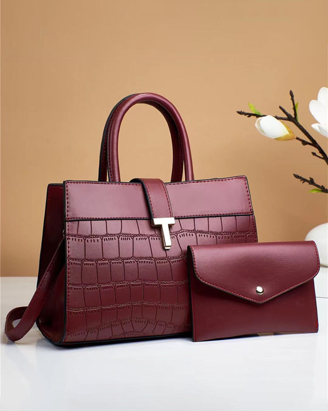 Cartera mediana con sobre y broche seguro
