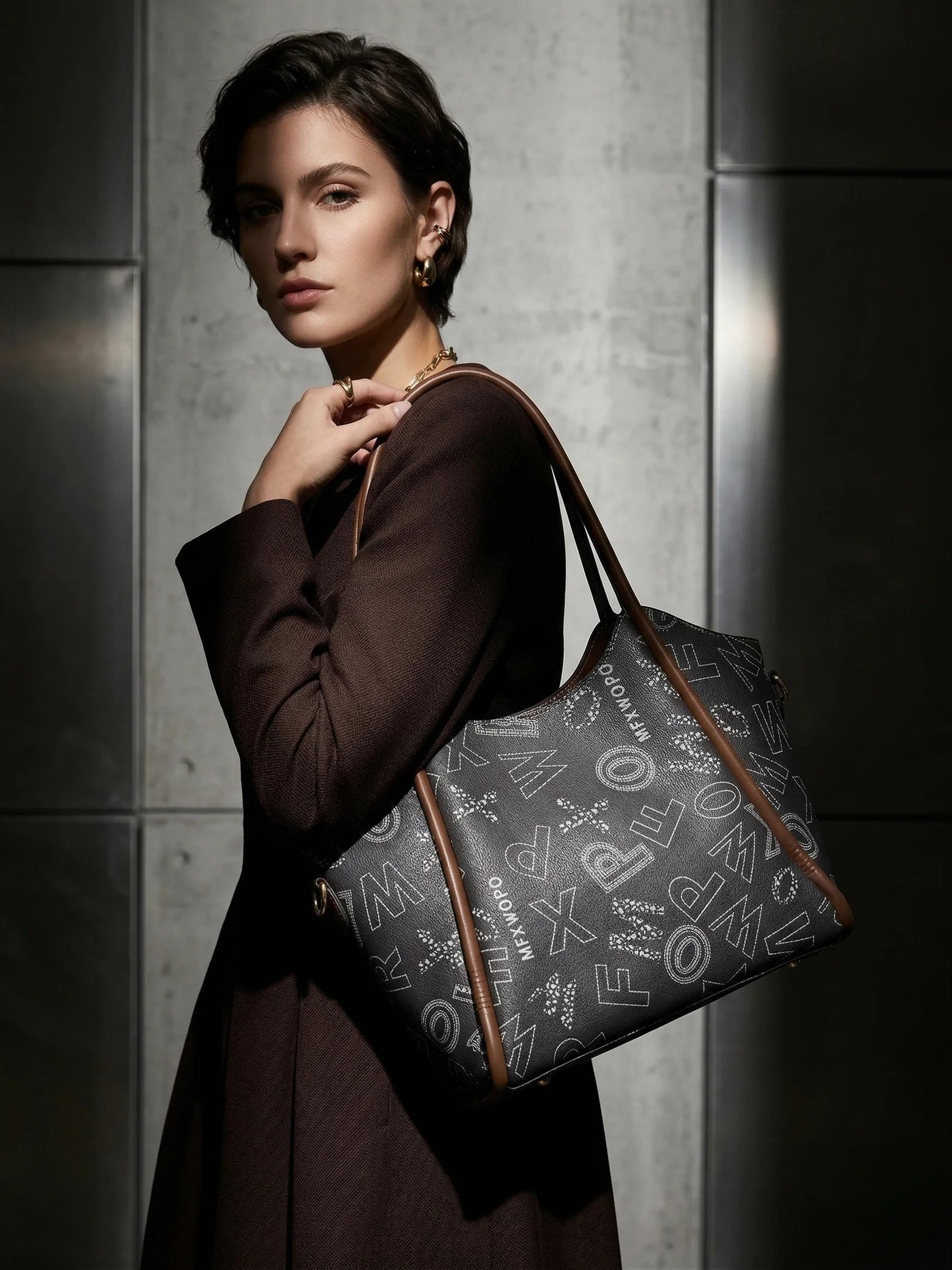 Bolso tote con estampado de letras y un bolso bandolera a juego