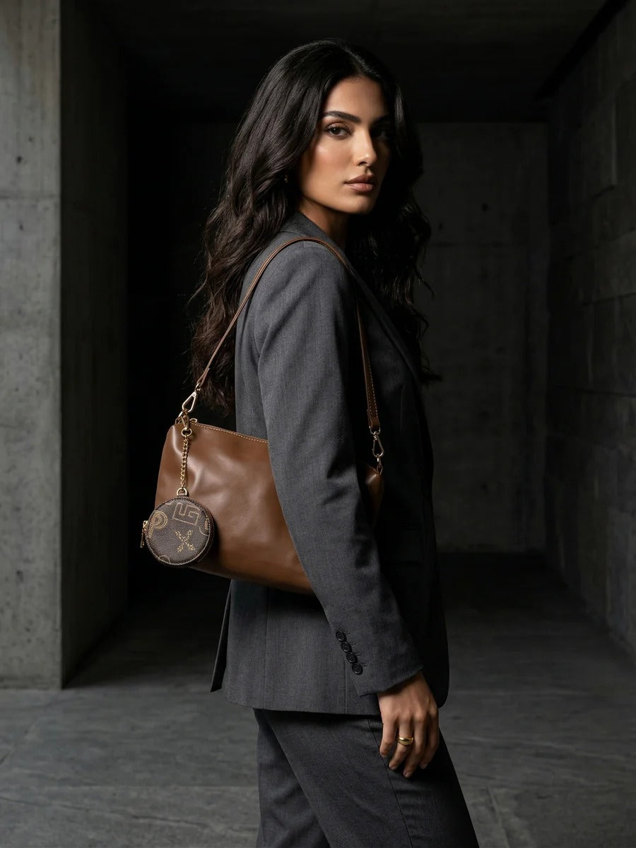 Bolso tote con estampado de letras y un bolso bandolera a juego