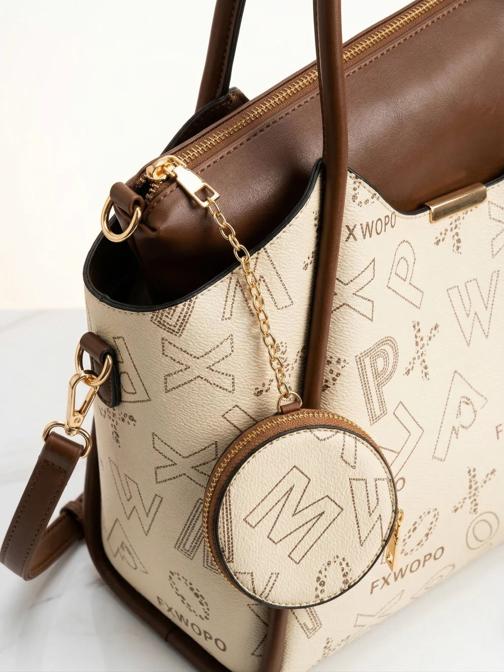 Bolso tote con estampado de letras y un bolso bandolera a juego