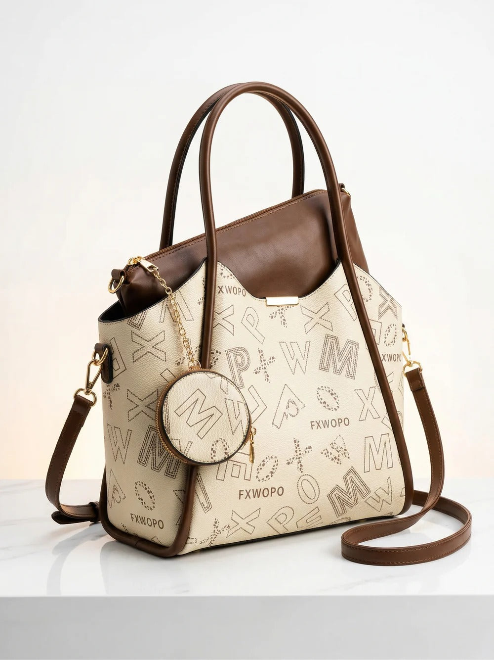 Bolso tote con estampado de letras y un bolso bandolera a juego