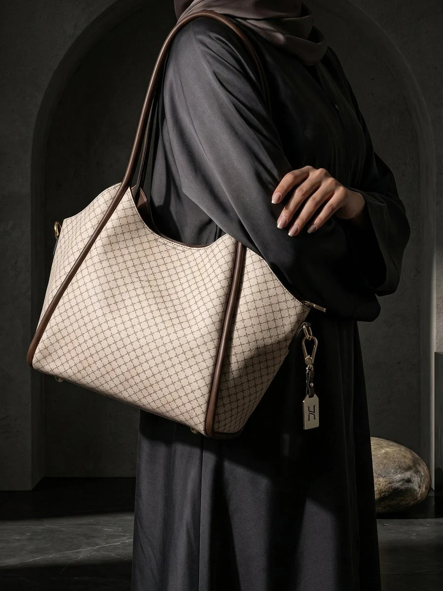 Bolso tote con patrón geométrico y un bolso de mano marrón a juego