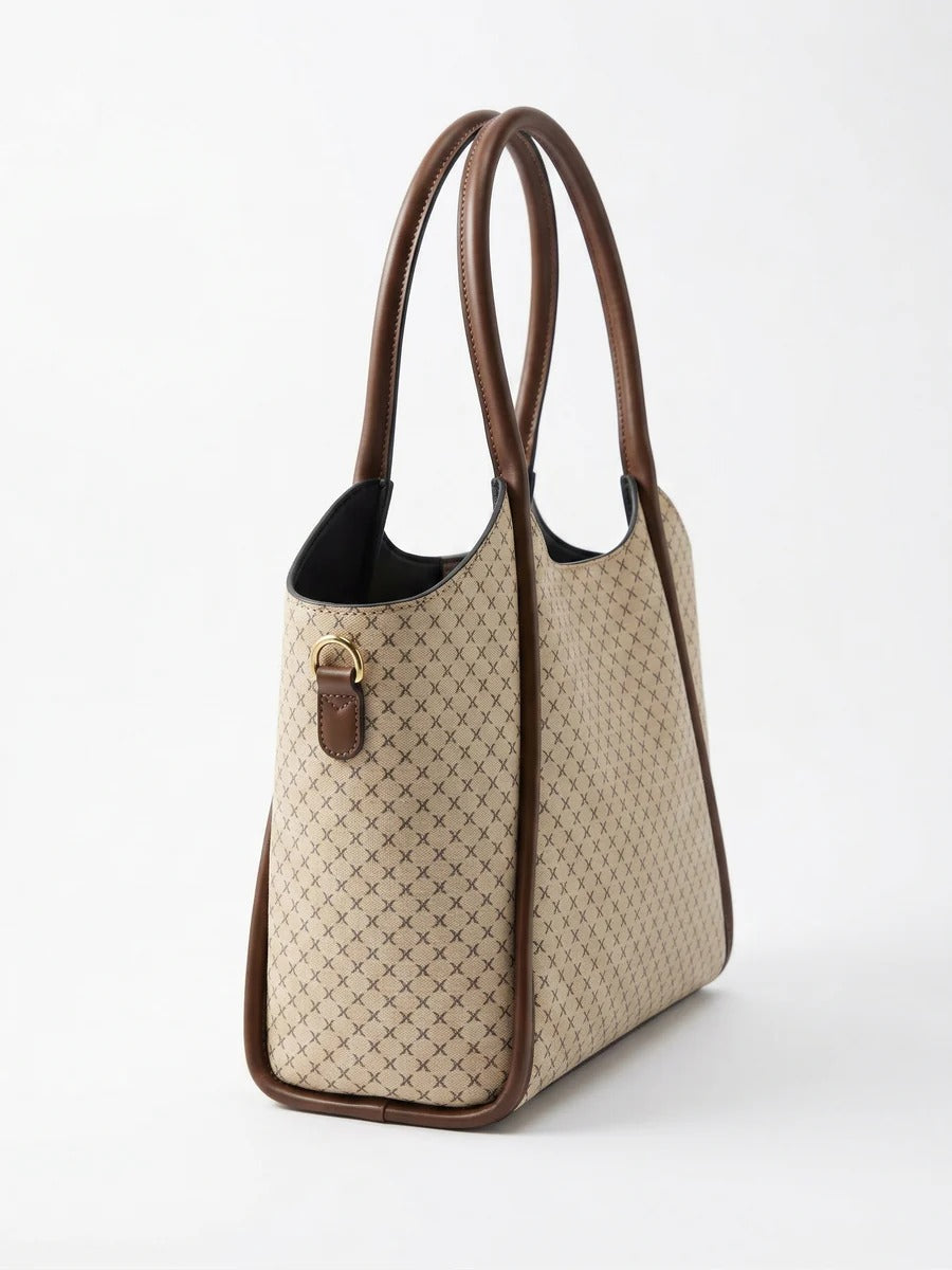 Bolso tote con patrón geométrico y un bolso de mano marrón a juego