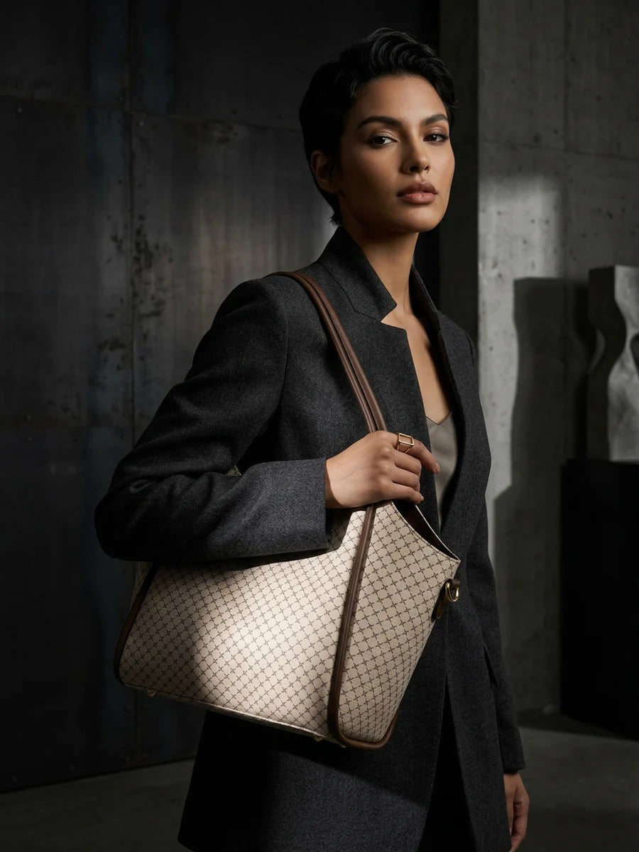 Bolso tote con patrón geométrico y un bolso de mano marrón a juego