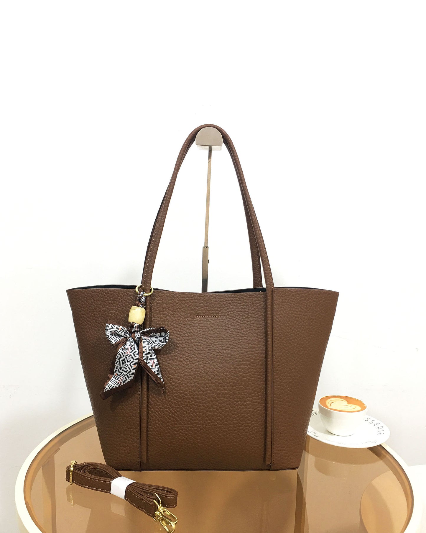 Cartera de Gran Capacidad con Pañuelo Decorativo – Diseño Suave y Espacioso, Interior con divisiones