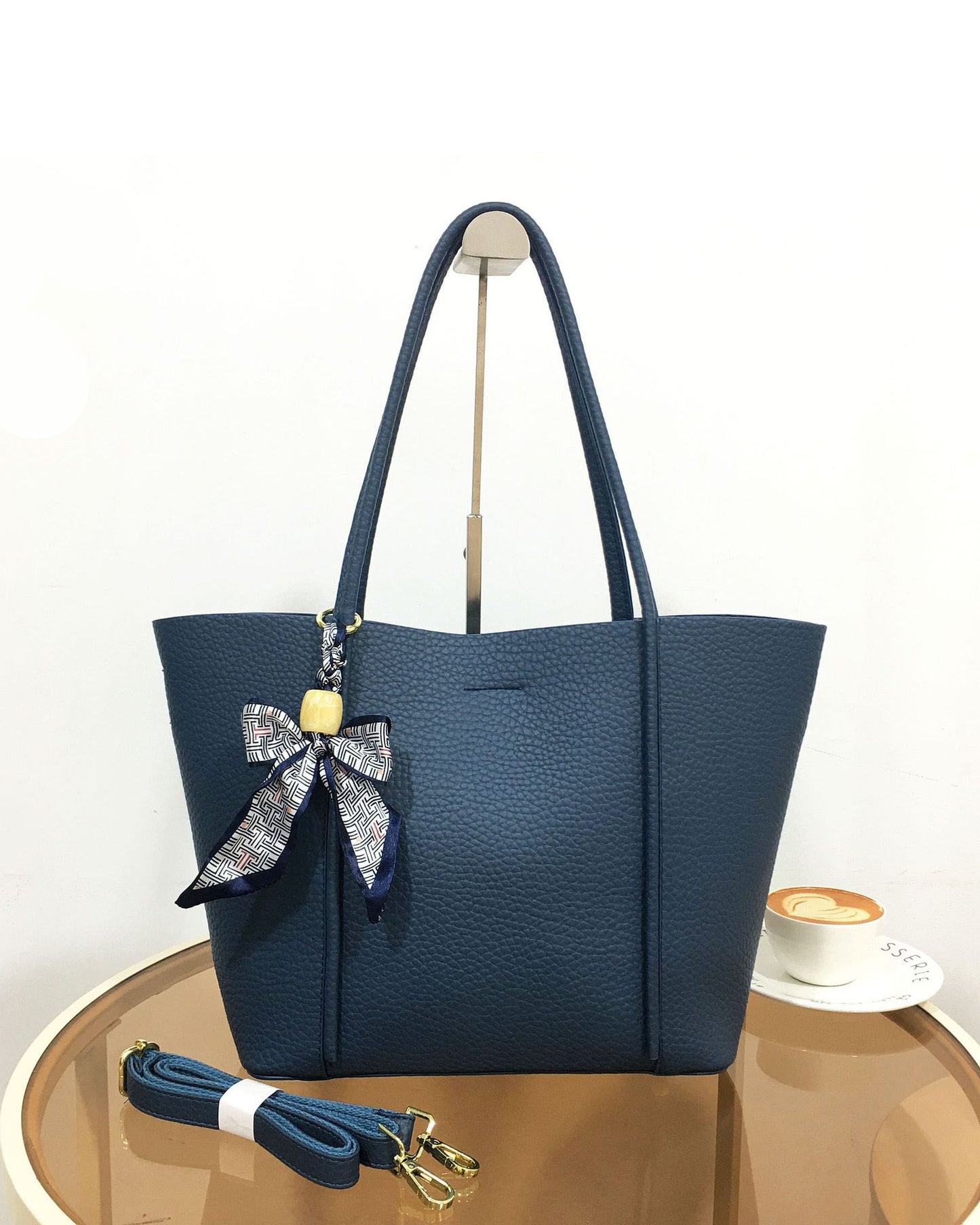 Cartera de Gran Capacidad con Pañuelo Decorativo – Diseño Suave y Espacioso, Interior con divisiones