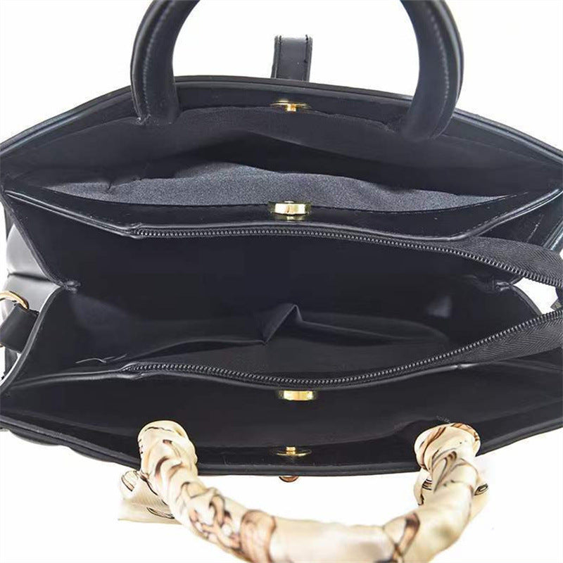 Cartera mediana con sobre y broche seguro