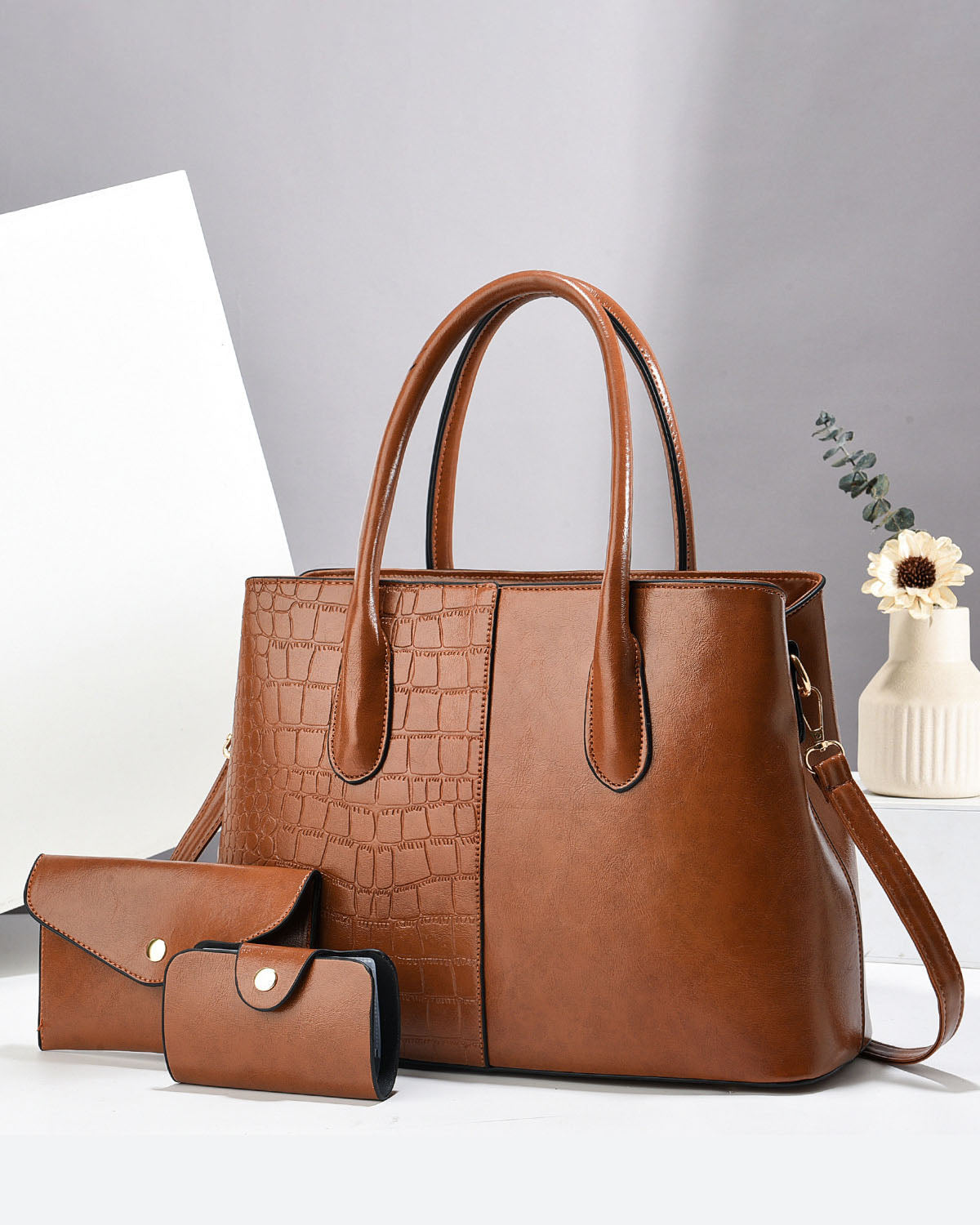 Cartera espaciosa con sobre y llavero tipo sobre