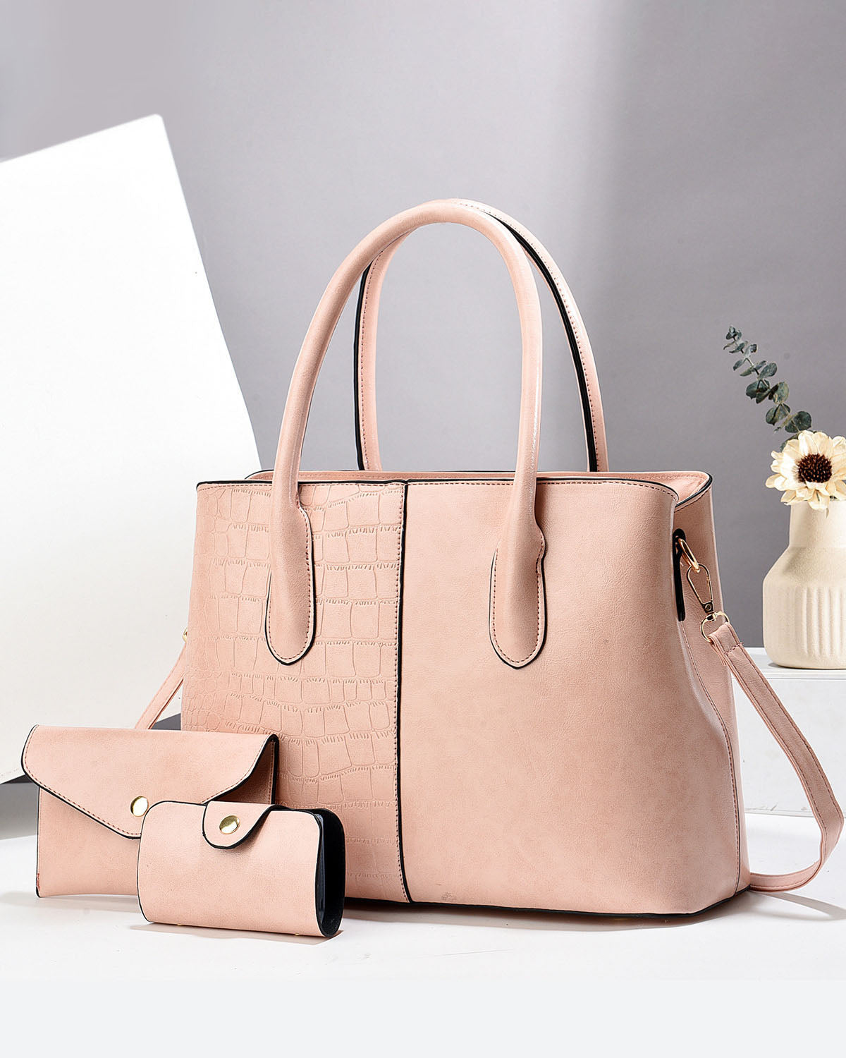 Cartera espaciosa con sobre y llavero tipo sobre