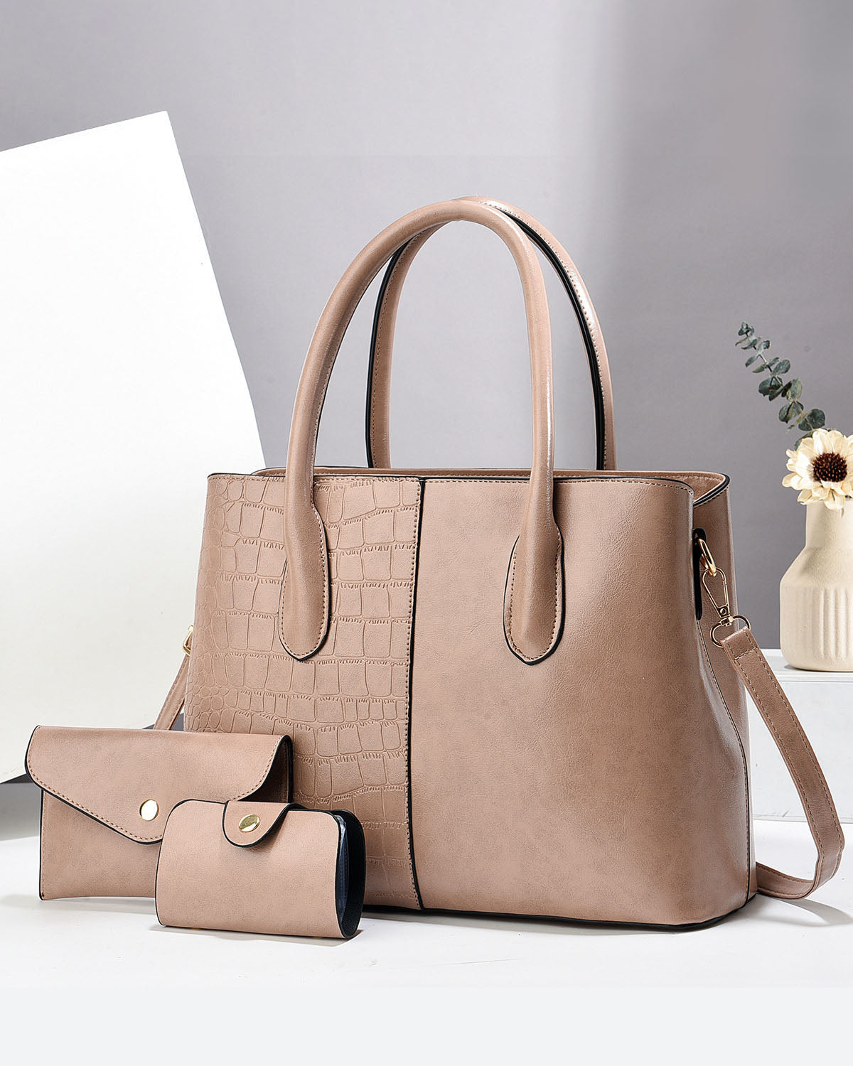 Cartera espaciosa con sobre y llavero tipo sobre