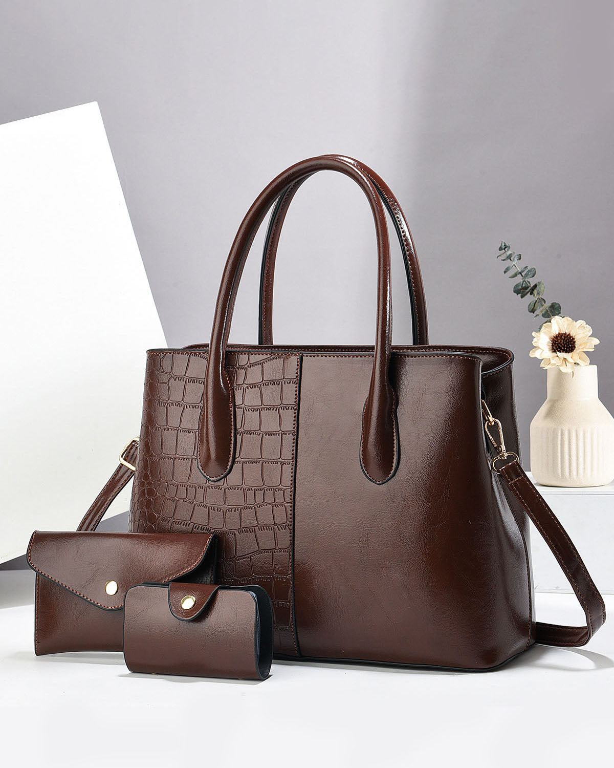 Cartera espaciosa con sobre y llavero tipo sobre