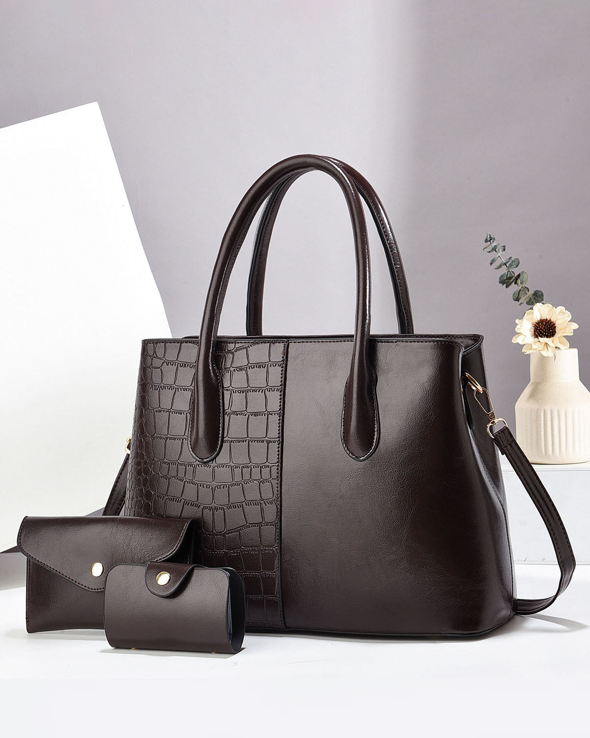 Cartera espaciosa con sobre y llavero tipo sobre