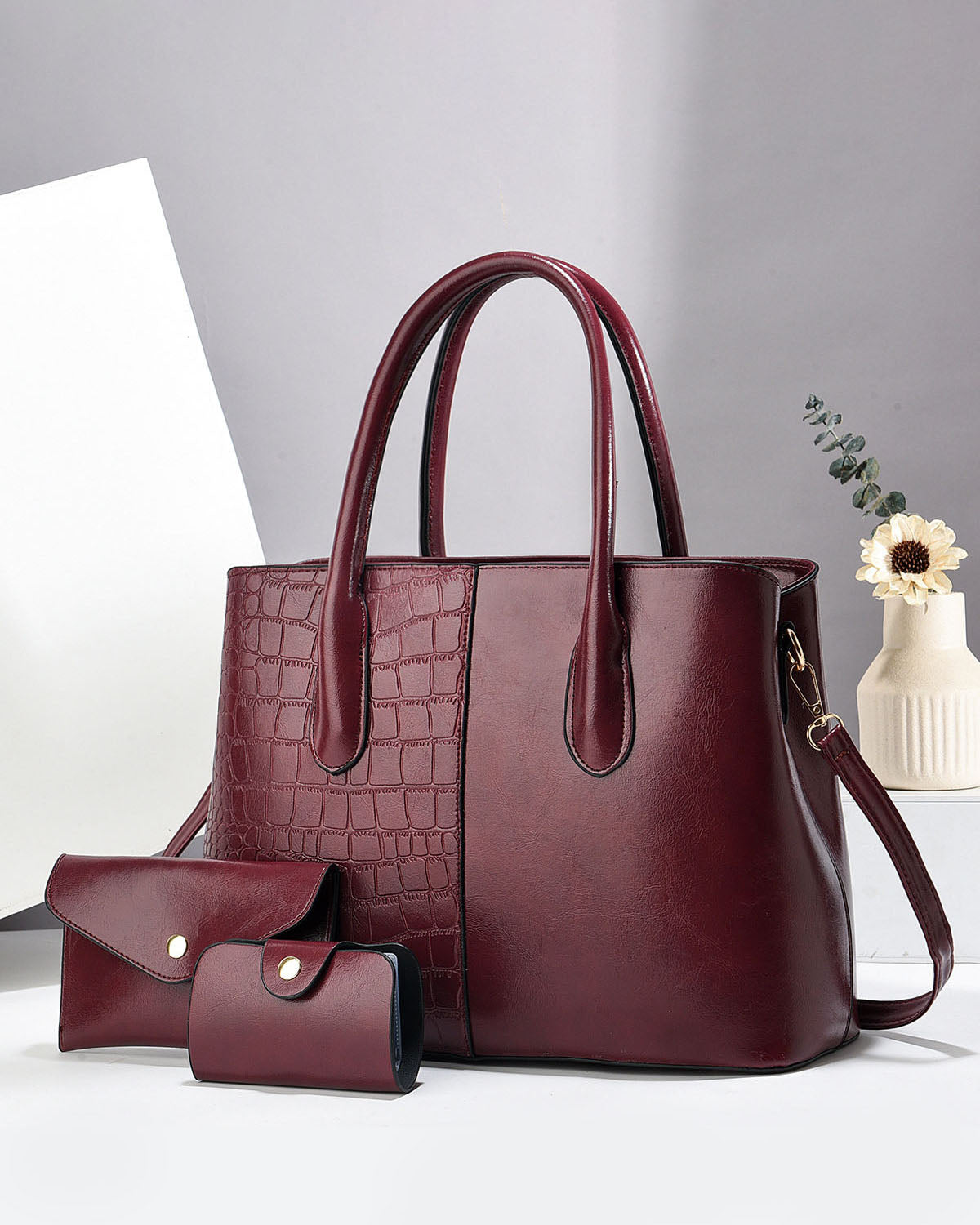 Cartera espaciosa con sobre y llavero tipo sobre