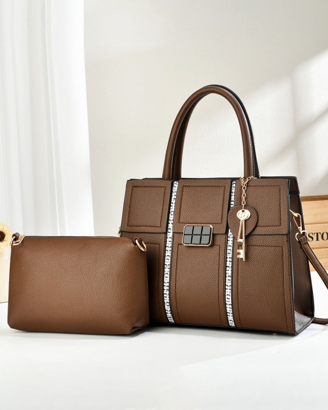 Cartera cuadrada con comestiquero, estilo clasico ideal para oficina